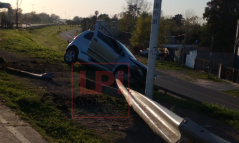 Un auto quedó al borde de caer del puente en una semana cargada de accidentes viales