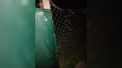 Rompieron el tejido e ingresaron a robar en una casa de madrugada: "me cortaron las piernas"