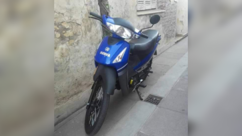 Dejó estacionada la moto en la puerta de su casa unos minutos y se la robaron