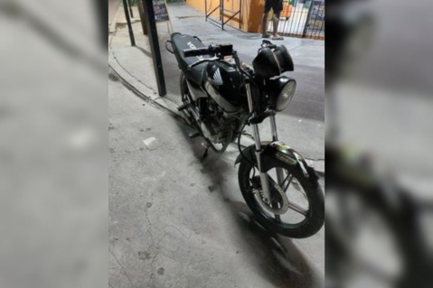 Delincuentes le apuntaron a un vecino y le robaron la moto cuando circulaba por una avenida