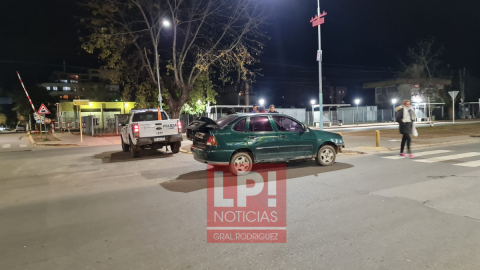 Automovilista choc&oacute; a un patrullero en el centro de la ciudad
