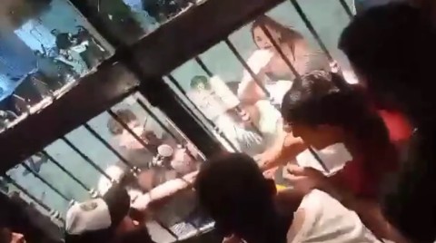 Video: Así fueron los disturbios en la puerta del bar en la madrugada del domingo