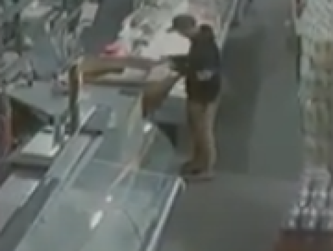 Video: robó un celular en un supermercado y quedó escrachado por las cámaras