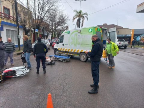 Dos choques en el centro terminaron con motociclistas hospitalizados