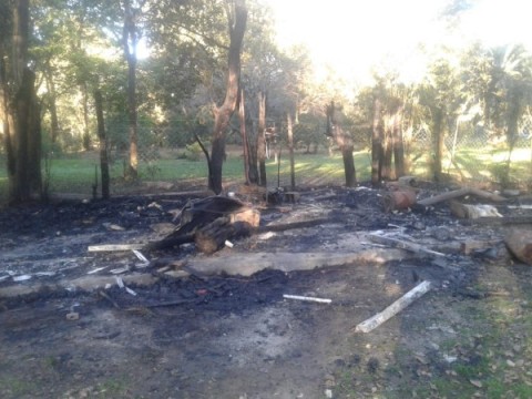 El drama de una familia del barrio Los Pinares luego de que les incendiaran su casa