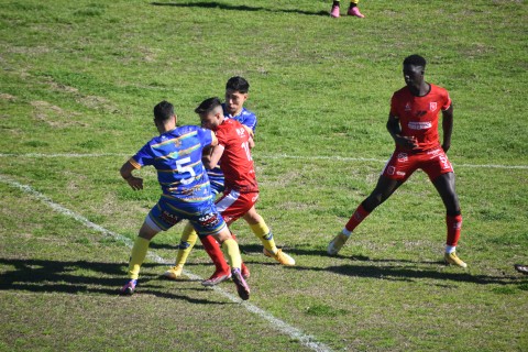 Pese a terminar con dos jugadores más, Alem no pasó del empate como local
