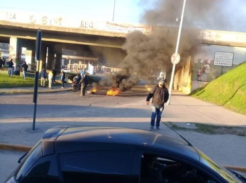 Complicaciones al tr&aacute;nsito en el Acceso Oeste por una protesta de colectiveros en Moreno