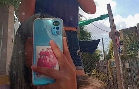 Le robaron a su hija el celular adentro de la escuela a la que va: "ya hubo hechos parecidos ahí"
