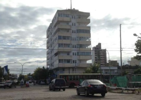 Le robaron la moto frente al edificio Torre Sol