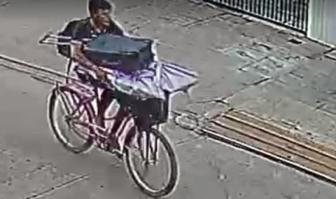 Video: entró a robar a una casa, se llevó el botín en bicicleta y quedó filmado