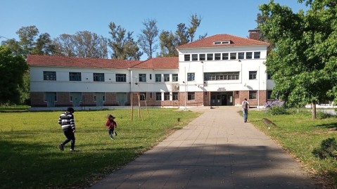 Una portera de la Escuela Javier Tapié fue detenida: la acusan de vender droga