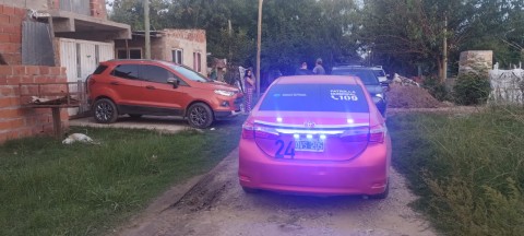 La venta de un auto por redes sociales terminó con móviles policiales y tres detenidos en el barrio Los Aromos