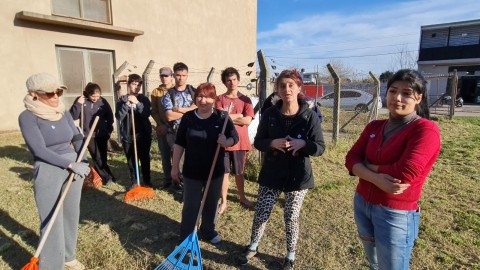 Vecinos, ex alumnos y hasta madres con problemas de salud trabajaron por la Escuela 5 de San Joaquín