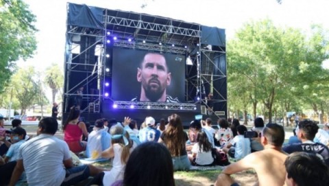 Pantalla gigante para alentar a la Selección en una plaza de Gral Rodríguez