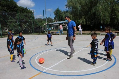 El Intendente inauguró un nuevo playón deportivo en el barrio Mi Rincón