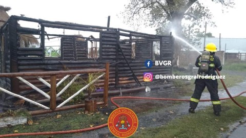 Bomberos apagaron un incendio en una empresa de construcción de quinchos