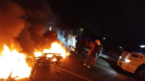 Vecinos cortan el tránsito en la Autopista del Oeste a la altura de Pico Rojo en reclamo por seguridad