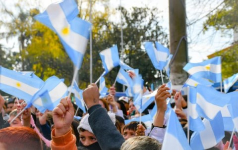 Promesa a la Bandera: Más de 3100 presentes y reconocimiento a veteranos de guerra