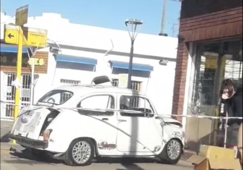 Estrellaron un auto contra un comercio céntrico y se fugaron
