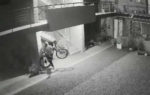 Video: entraron a robar a su edificio y le sacaron la bicicleta