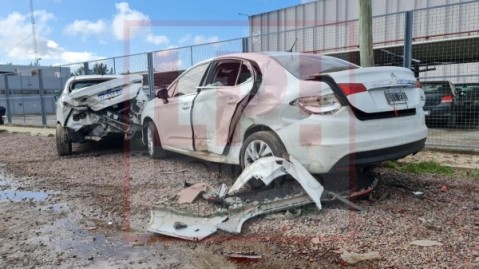 Un auto descarriló a alta velocidad y chocó a tres autos estacionados en la Colectora