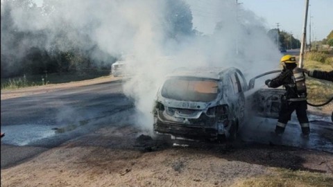 Los bomberos debieron acudir a apagar un auto que se estaba incendiando en Ruta 28