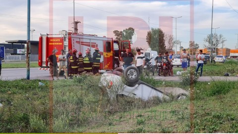 Vehículo volcó en Ruta 24 tras una mala maniobra