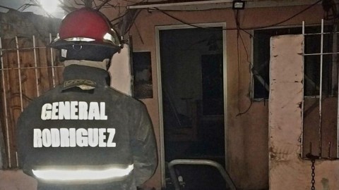Los bomberos asistieron al incendio de una vivienda en Almirante Brown