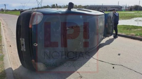 Un accidente en Bicentenario terminó con una camioneta volcada