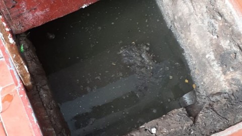 El calvario de dos jubilados que llevan dos semanas de desbordes cloacales y una decena de reclamos a ABSA sin respuesta