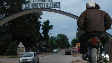 Alertan por motochorros armados que asaltaron a una chica de 15 años y roban por Güemes y Francisco Álvarez