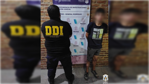 Un joven fue detenido en la zona céntrica cuando intentaba ingresar a una vivienda, momentos después de robar una moto