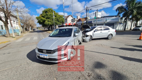 Choque con varios heridos en una esquina céntrica