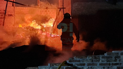 Cómo fue el operativo de Bomberos para apagar el voraz incendio de la paletera en Agua de Oro