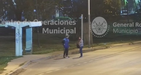 Video: as&iacute; asalt&oacute; un chico de 16 a&ntilde;os a una mujer que esperaba el colectivo en Ruta 7
