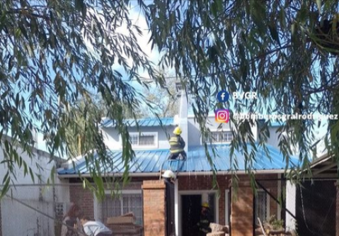 Bomberos debieron subirse al techo de una vivienda para frenar un principio de incendio