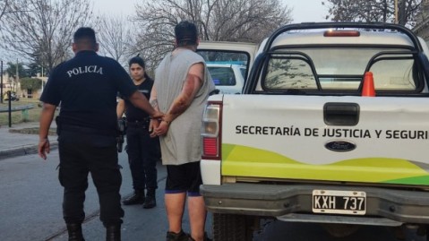Chocó, huyó, lo encontraron y se resistió: tenía orden de captura por robo, pero ya está libre