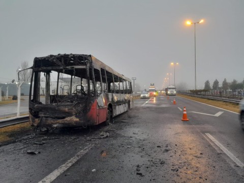 Un colectivo se prendió fuego en la Autopista del Oeste: qué se sabe hasta el momento