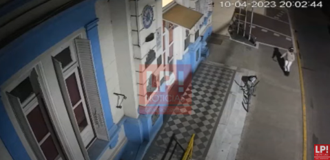 Irrupción en el recinto y baile en medio de dos avenidas: así actuó la joven que vandalizó el Concejo Deliberante