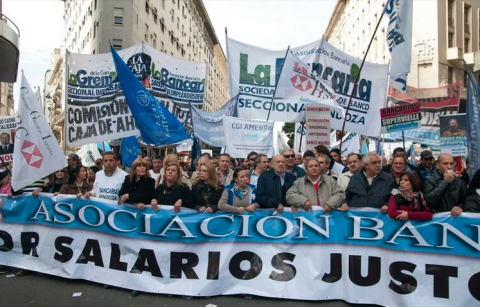 Empleados bancarios acordaron un incremento salarial y los sueldos superarán los $900.000