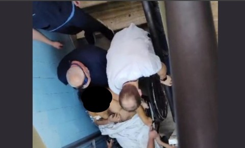 Triste imagen en el Hospital: llevaron en andas a un paciente por escaleras