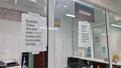 "Demora de 6 horas como mínimo": los carteles que irritaron a la gente en la guardia del Hospital Vicente López