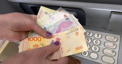 Informaron las fechas de pago del primer bono de $47.000 para trabajadores informales: cuándo serán