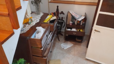 Violento robo a una jubilada en el centro: la amenazaron con armas blancas y de fuego, la golpearon y la desvalijaron