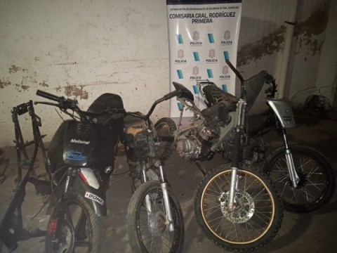 Tras un aviso al 911, la Policía secuestró cuatro motos de una casa en barrio Raffo