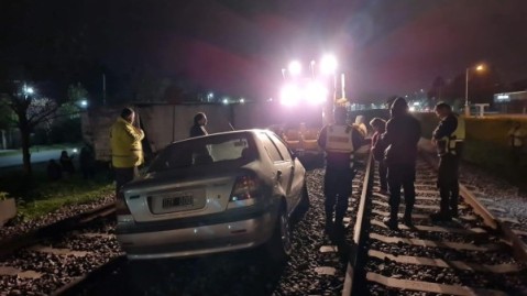 Descarriló en Ruta 7 y terminó arriba de las vías