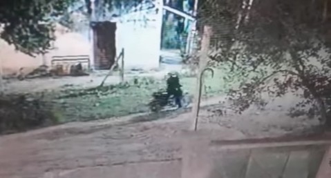 Video: delincuentes robaron en una casa de Villa Arrarás y quedaron grabados