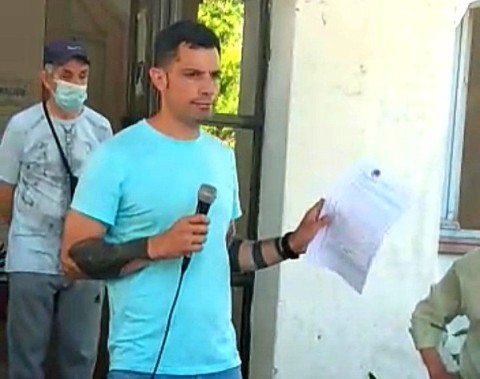 García expuso ante los manifestantes y repartió el decreto que pide suspender el proyecto carcelario "dentro del Sommer"