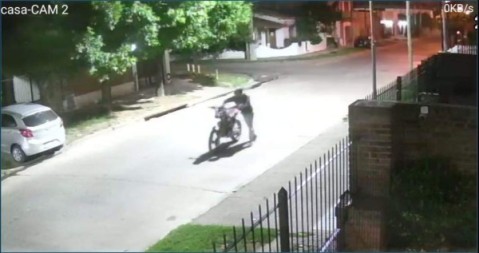 Dej&oacute; estacionada la moto en el patio de una amiga y cuando volvi&oacute;, ya se la hab&iacute;an robado