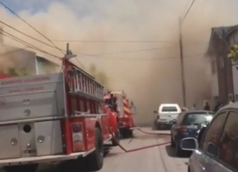 Densa humareda por un voraz incendio en una casa centrica